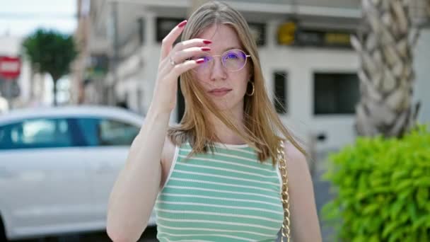 Joven Mujer Rubia Sonriendo Confiada Pie Calle — Vídeos de Stock
