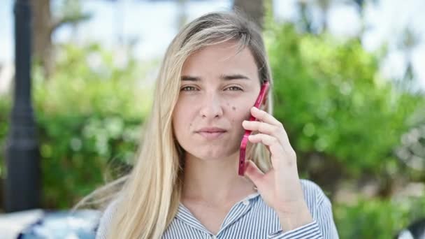 Genç Sarışın Kadın Gülümsüyor Parkta Akıllı Telefondan Konuşuyor — Stok video