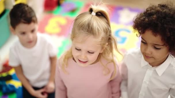Kindergruppe Kindergarten Lächelt Selbstbewusst Auf Dem Boden — Stockvideo