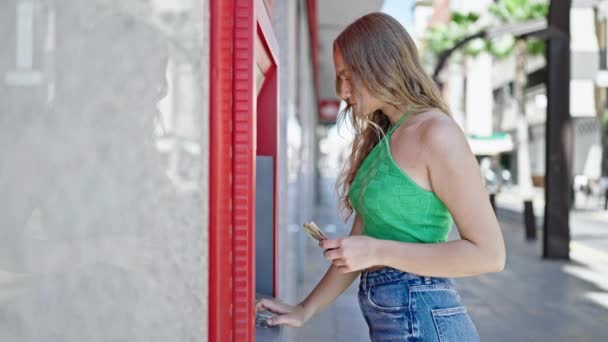 Joven Mujer Rubia Sosteniendo Billetes Shekels Israel Cajero Automático Calle — Vídeo de stock