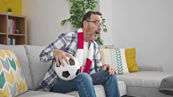 Hombre Mediana Edad Apoyando Equipo Fútbol Con Expresión Ganadora Casa — Vídeos de Stock