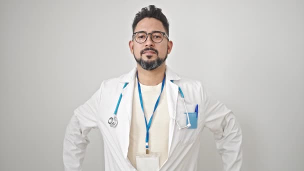 Ung Latinamerikansk Man Läkare Ler Säker Stående Över Isolerad Vit — Stockvideo