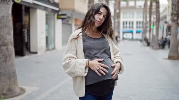 Молодая Беременная Женщина Стоящая Серьезным Лицом Касаясь Живота Улице — стоковое видео