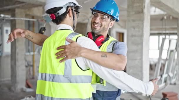 Dos Hombres Constructores Golpeando Puños Abrazándose Sitio Construcción — Vídeos de Stock