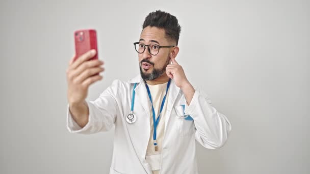 Joven Médico Latino Sonriendo Confiado Teniendo Videollamada Sobre Fondo Blanco — Vídeo de stock