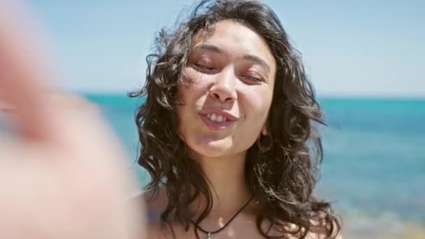 Fiatal Gyönyörű Spanyol Turista Mosolygós Magabiztos Hogy Szelfi Kamera Csók — Stock videók