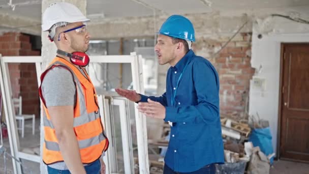 Dos Hombres Constructor Arquitecto Discutiendo Sitio Construcción — Vídeos de Stock
