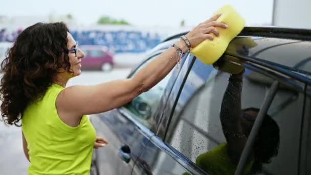 Hiszpanka Średnim Wieku Sprzątająca Samochód Gąbką Myjni Samochodowej — Wideo stockowe