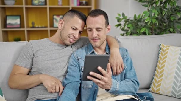 Dois Homens Casal Abraçando Uns Aos Outros Usando Touchpad Casa — Vídeo de Stock