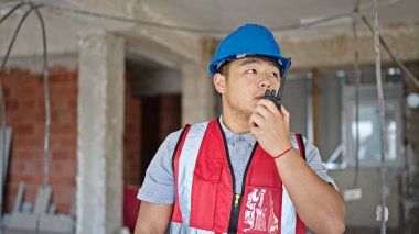  İnşaat alanında telsizle konuşan müteahhit.