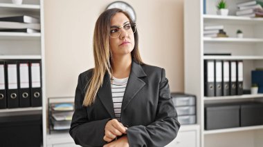 Orta Doğulu iş kadını ciddi yüzlü bir ofis çalışanı.