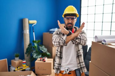 Sakallı, evde çalışan genç İspanyol bir adam. Yenileme işinde çalışıyor. Reddedilmiş yüz ifadesi. 