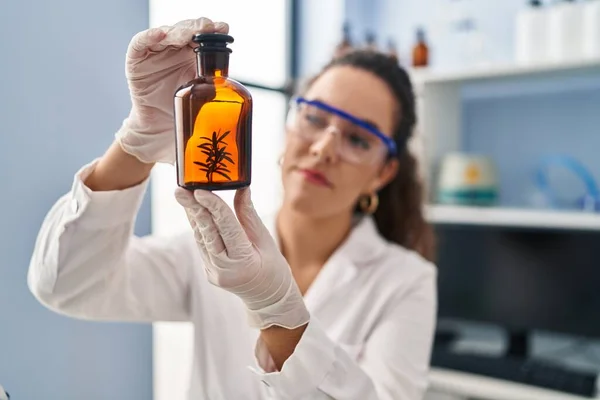 Junge Schöne Hispanische Wissenschaftlerin Hält Reagenzglas Mit Pflanze Labor — Stockfoto