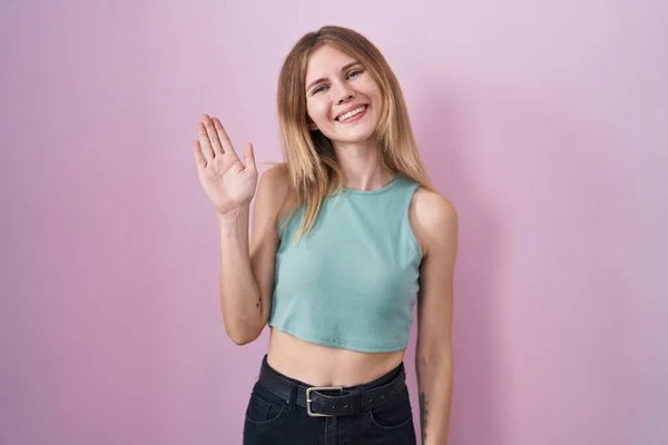 Blonde Caucasian Woman Standing Pink Background Waiving Saying Hello Happy — Stockfoto