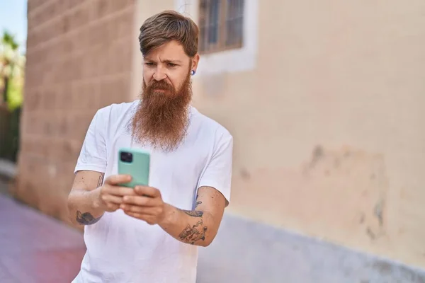 Jeune Homme Rousse Utilisant Smartphone Avec Une Expression Détendue Dans — Photo