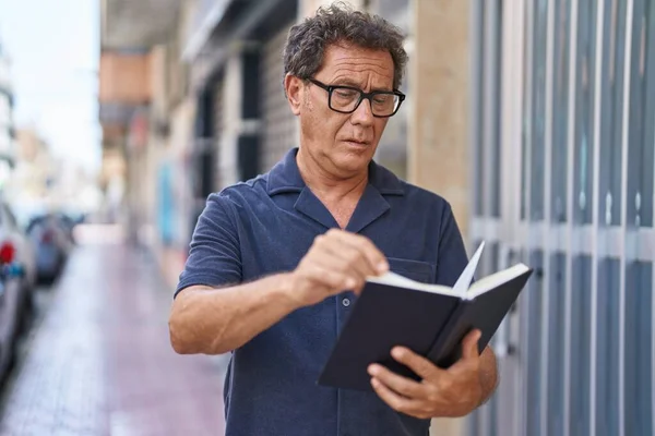 Middle Age Man Ανάγνωση Βιβλίο Χαλαρή Έκφραση Στο Δρόμο — Φωτογραφία Αρχείου