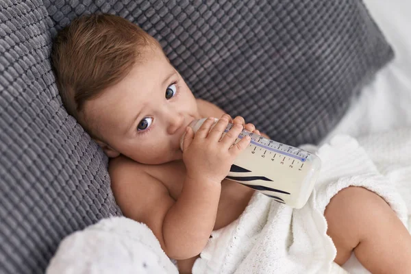 Liebenswert Kaukasisches Baby Saugt Milch Auf Fütterungsflasche Sitzt Auf Sofa — Stockfoto