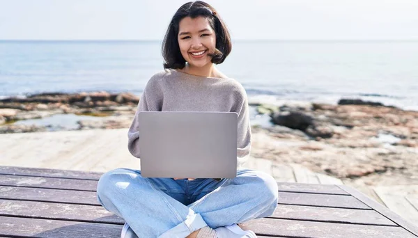 Young Woman Using Laptop Sitting Bench Seaside — Stockfoto