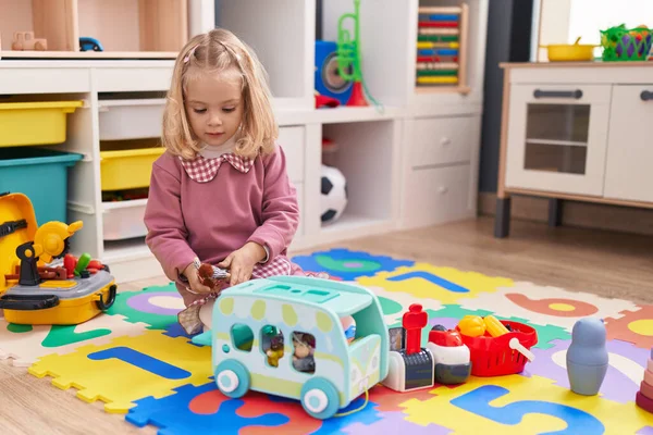 Liebenswert Blond Mädchen Spielend Mit Spielzeug Sitzen Auf Boden Kindergarten — Stockfoto