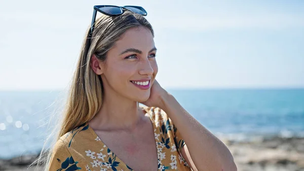 Wanita Pirang Muda Tersenyum Berdiri Percaya Diri Tepi Laut — Stok Foto