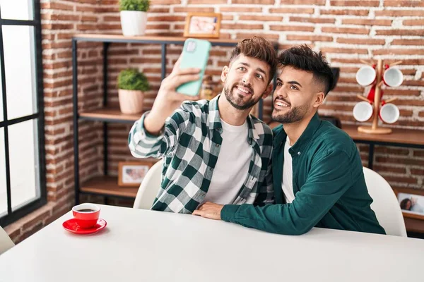 Young Couple Make Selfie Smartphone Sitting Table Home — Stockfoto