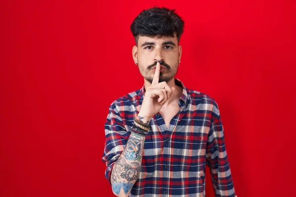 Homem Hispânico Jovem Com Barba Sobre Fundo Vermelho Pedindo Para — Fotografia de Stock