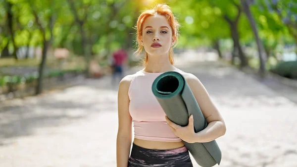 Jonge Roodharige Vrouw Draagt Sportkleding Met Yoga Mat Het Park — Stockfoto