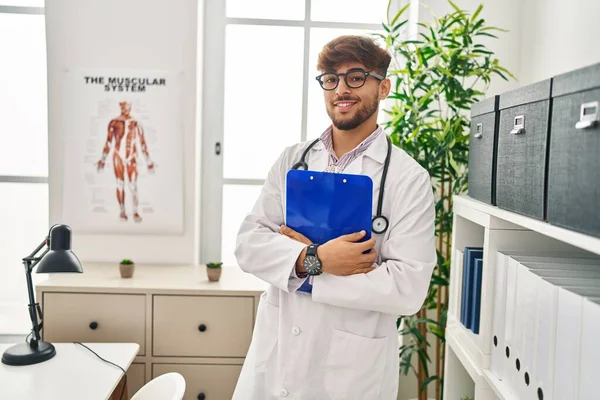 Pemuda Arab Mengenakan Seragam Dokter Memegang Clipboard Klinik — Stok Foto