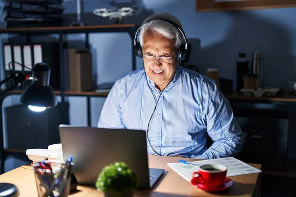 Latynoski Starszy Mężczyzna Noszący Słuchawki Agenta Call Center Nocy Ręką — Zdjęcie stockowe