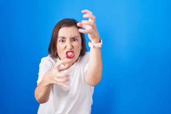 Middle Age Hispanic Woman Standing Blue Background Shouting Frustrated Rage — Photo