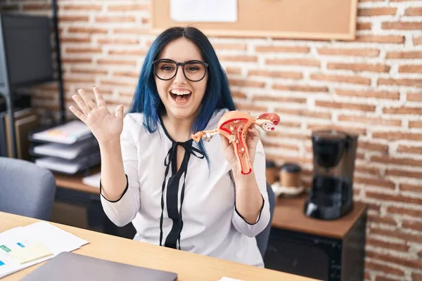 Young Girl Blue Hair Holding Model Female Genital Organ Office — Stock Photo, Image