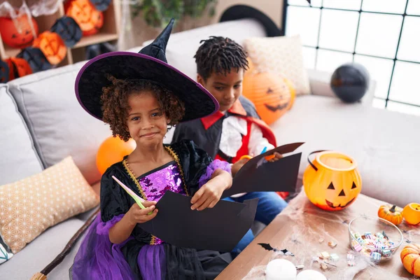 Rozkošný Africký Americký Chlapec Dívka Halloween Party Řezání Papíru Doma — Stock fotografie