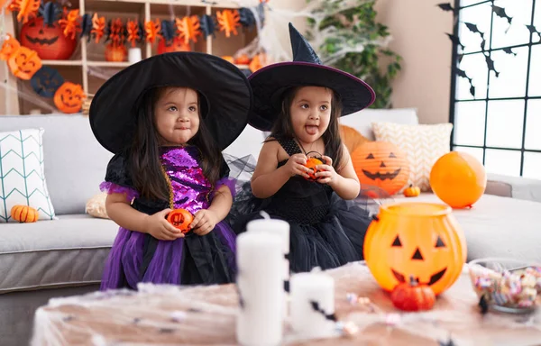 Sevimli Ikiz Kızlar Cadılar Bayramı Partisi Veriyor Evde Balkabağı Sepetleri — Stok fotoğraf