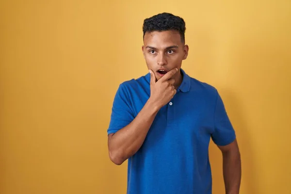 Young Hispanic Man Standing Yellow Background Looking Fascinated Disbelief Surprise — Stock Photo, Image