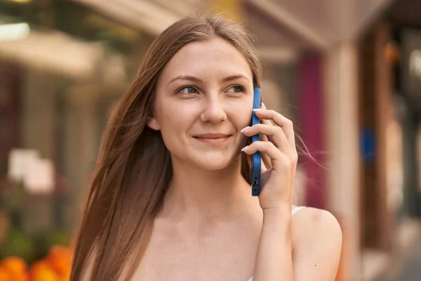 Mujer Caucásica Joven Sonriendo Confiado Hablando Teléfono Inteligente Calle — Foto de Stock