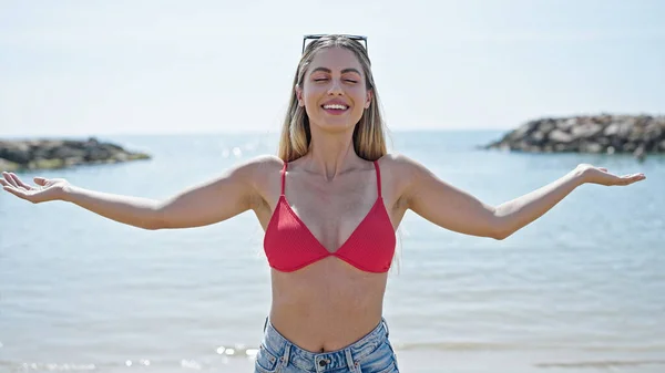Mladá Blondýna Žena Turista Sobě Bikiny Otevřenými Pažemi Pláži — Stock fotografie