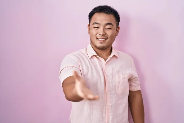 Chinese Young Man Standing Pink Background Smiling Cheerful Offering Palm — Stock Photo, Image