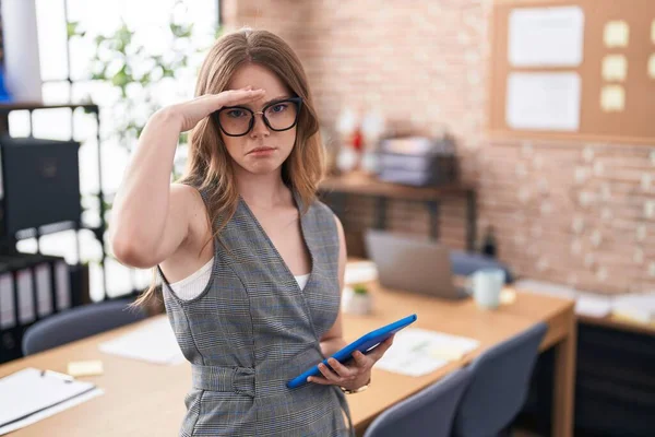 在办公室工作的白种人女人戴着眼镜 为自己的额头 紧张和焦虑而忧心忡忡 — 图库照片