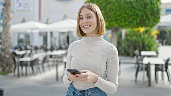 Young Blonde Woman Smiling Confident Using Smartphone Coffee Shop Terrace — Stok fotoğraf