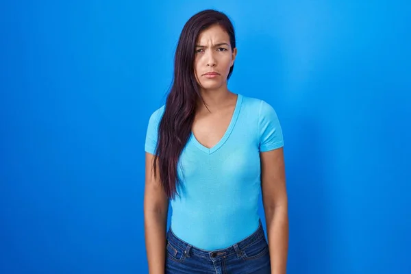 Mujer Hispana Joven Pie Sobre Fondo Azul Escéptico Nervioso Frunciendo — Foto de Stock