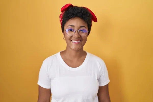 Joven Mujer Afroamericana Pie Sobre Fondo Amarillo Con Una Sonrisa —  Fotos de Stock