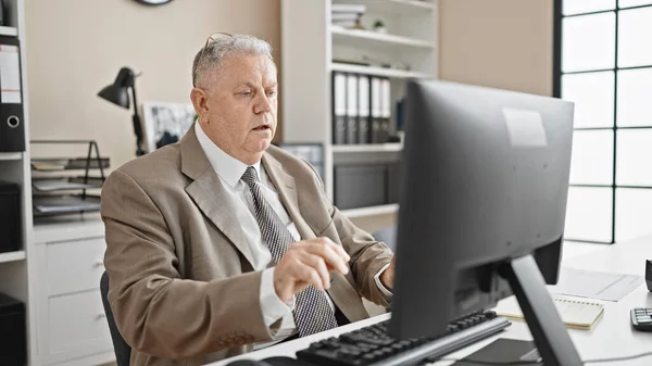 Mittelalter Grauhaarige Mann Geschäftsmann Mit Computer Arbeiten Büro — Stockfoto