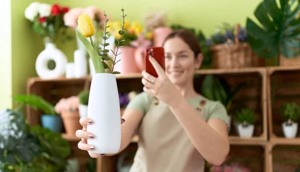 Young Beautiful Woman Florist Make Photo Flower Smartphone Flower Shop — Stock Photo, Image