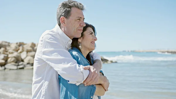 Seniorenpaar Lächelt Selbstbewusst Und Umarmt Sich Meer — Stockfoto