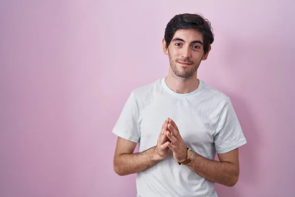 Νεαρός Ισπανόφωνος Στέκεται Πάνω Από Ροζ Χέρια Φόντο Μαζί Και — Φωτογραφία Αρχείου