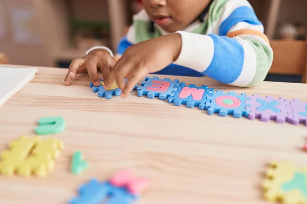 유치원 테이블에 게임을 아프리카계 — 스톡 사진