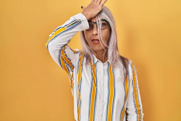 Жінка Середнього Віку Сірим Волоссям Стоїть Над Жовтим Тлом Носить — стокове фото