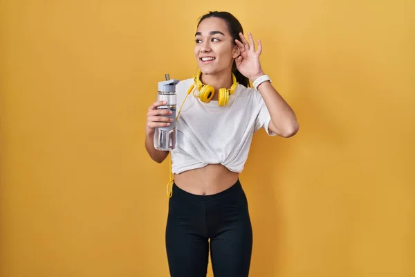 Ung Sydasiatisk Kvinna Sportkläder Som Dricker Vatten Och Ler Med — Stockfoto