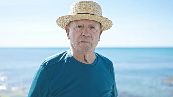 Senior Hombre Pelo Gris Turista Con Sombrero Verano Con Expresión — Foto de Stock
