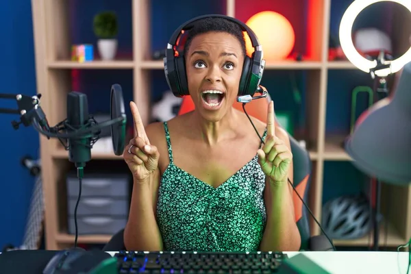 Afrikaans Amerikaanse Vrouw Spelen Video Games Verbaasd Verrast Omhoog Kijken — Stockfoto